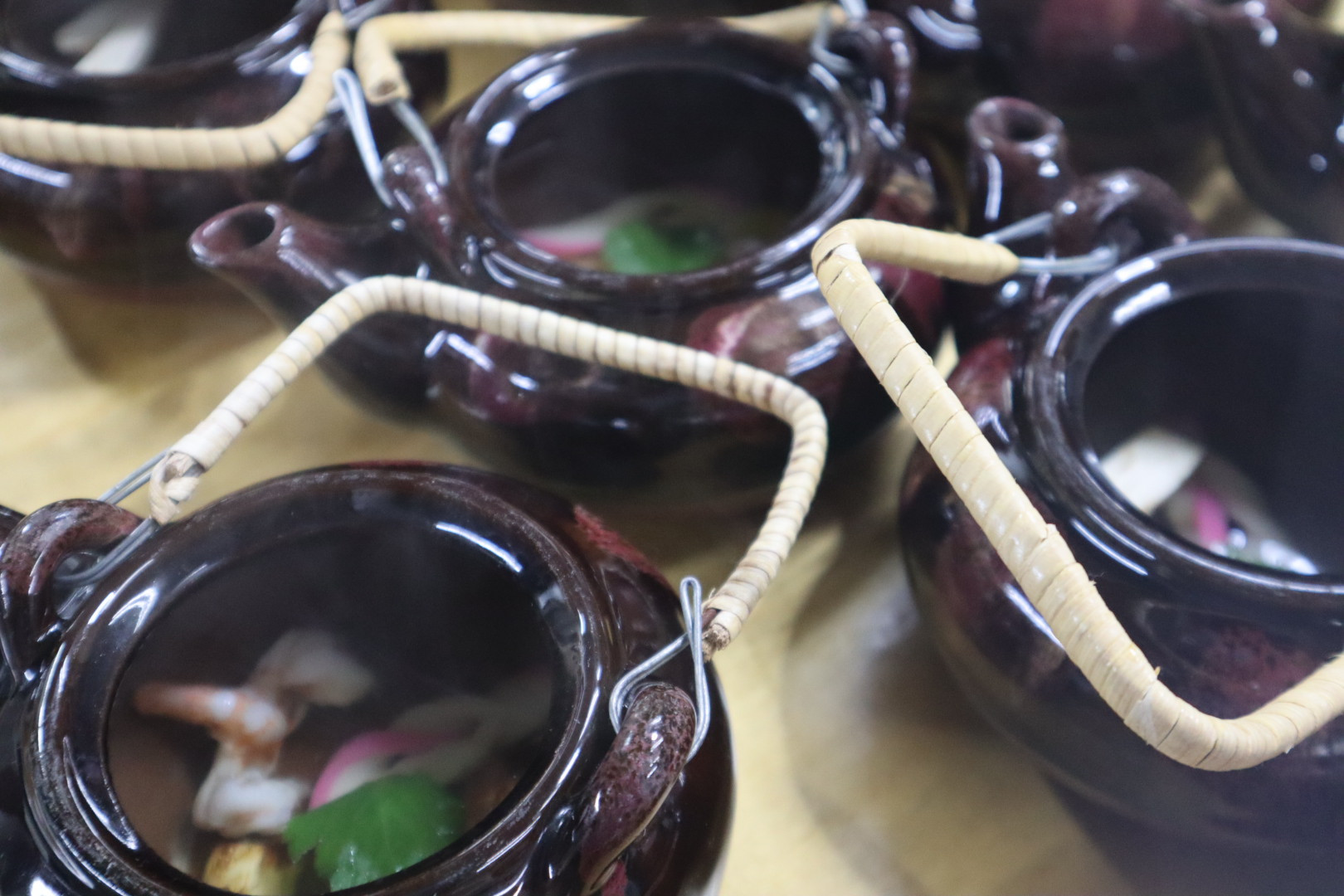 地元産の松茸を土瓶蒸しにしました