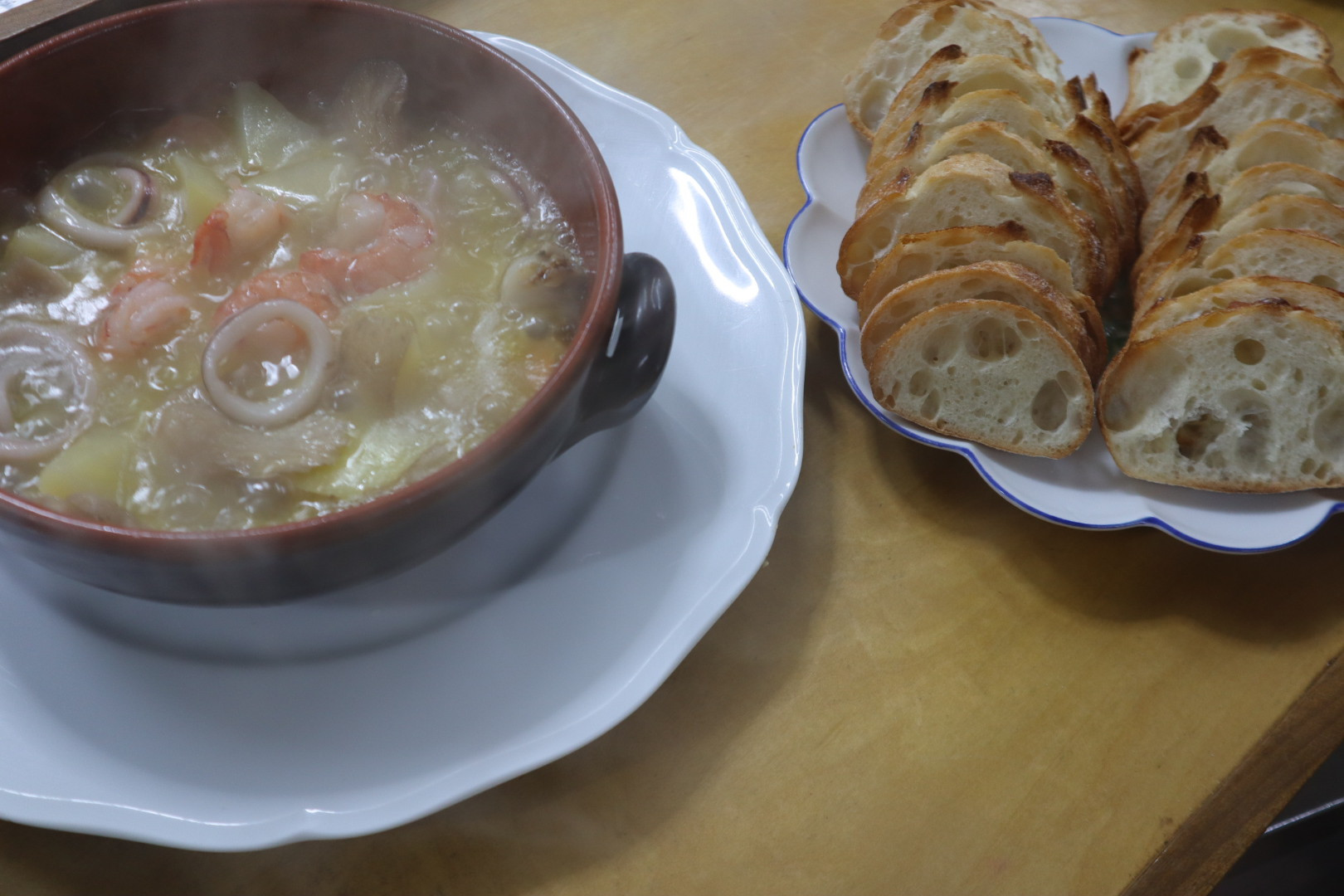 宴会料理、アヒージョにフランスパンを添えて