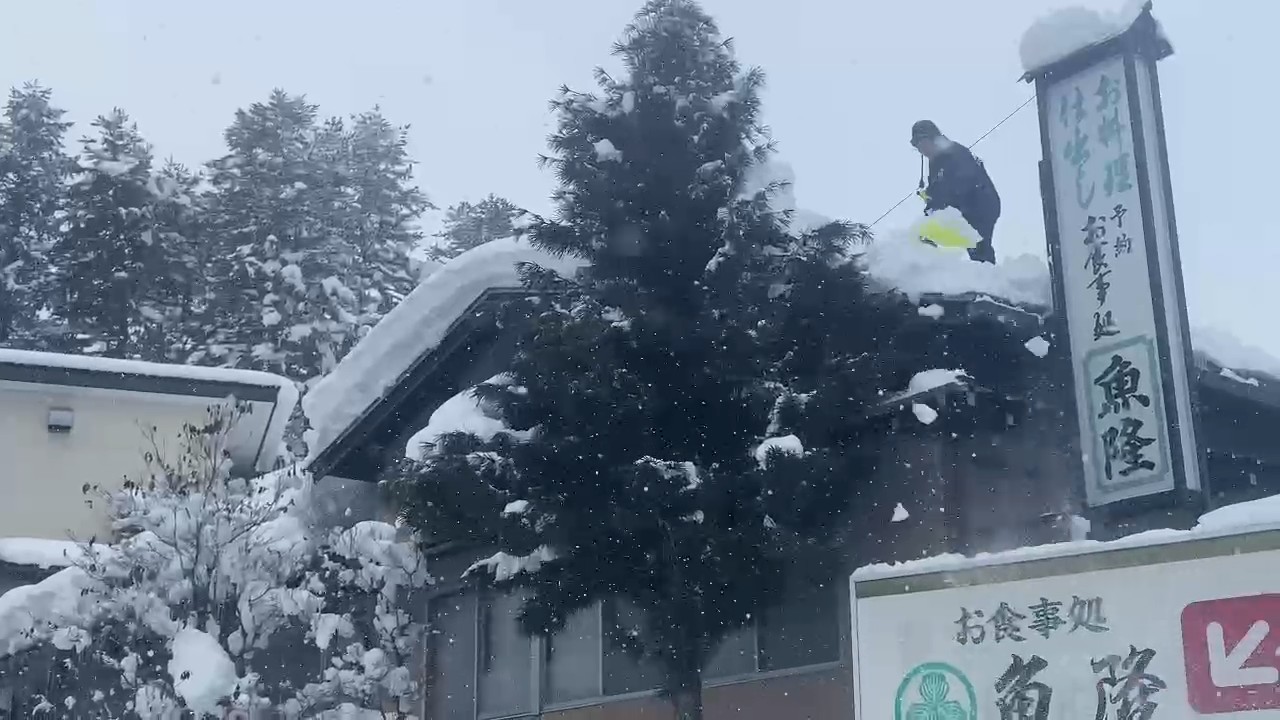 大屋根の雪下ろしです