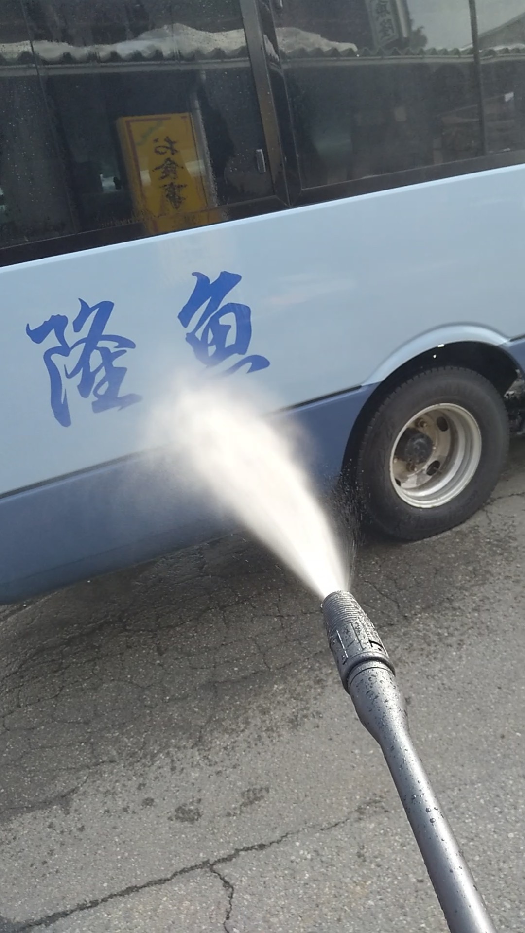 送迎用マイクロバスを洗車しました