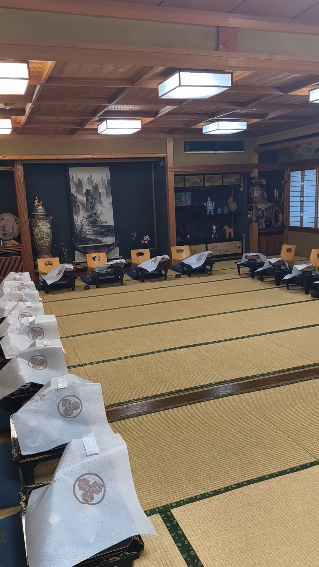 班の新年会、お膳形式でした