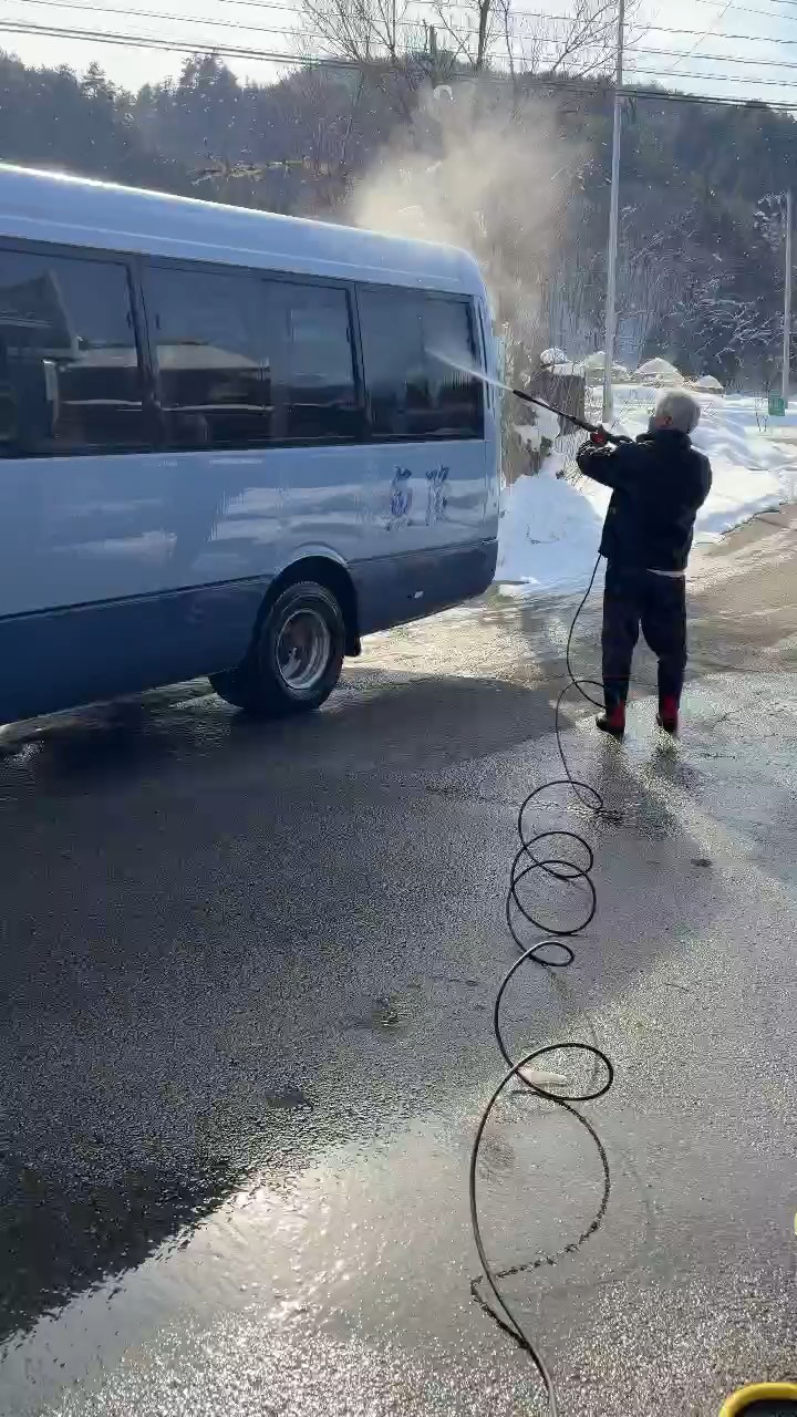 魚隆バス洗車中