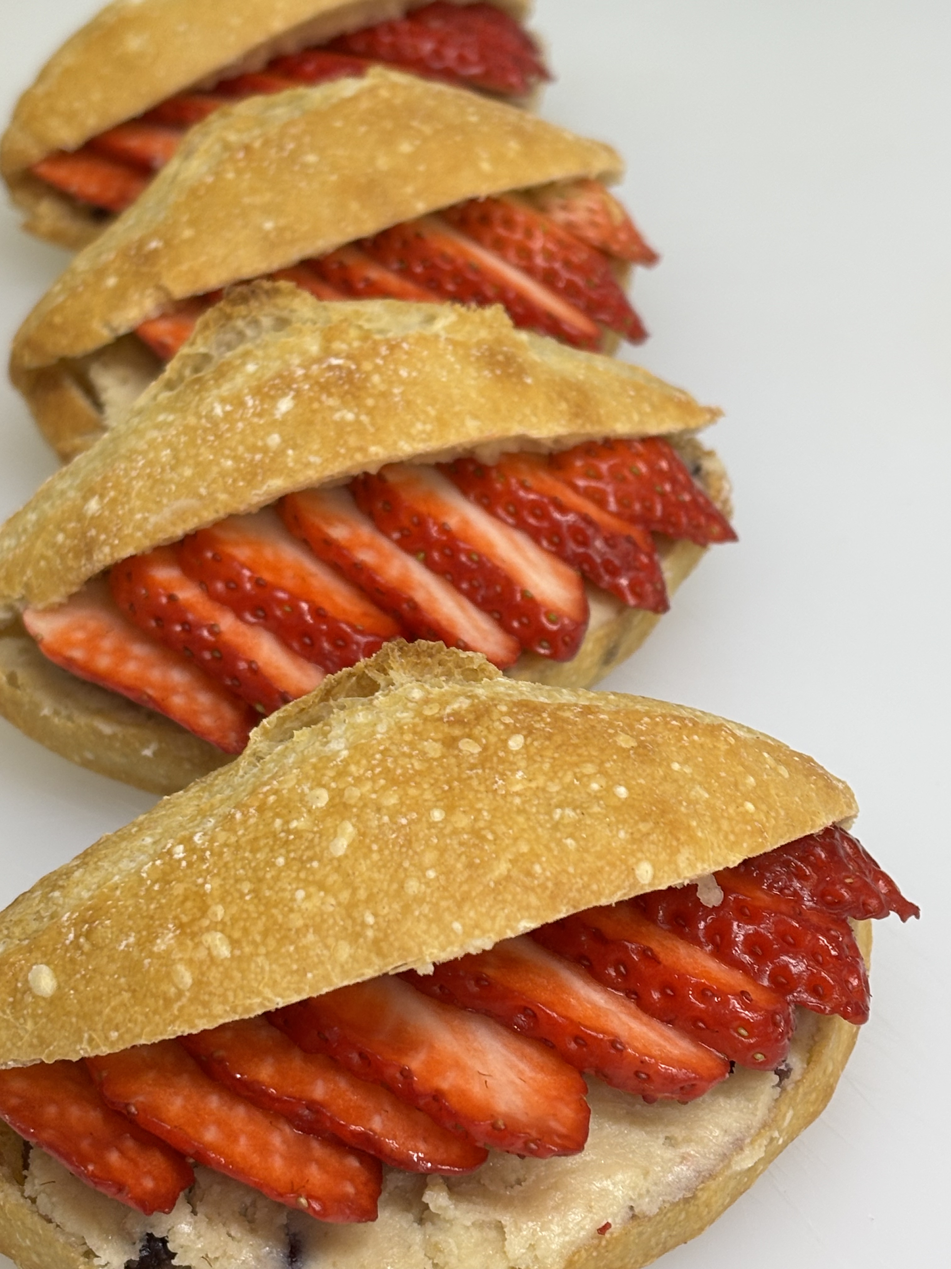 苺とあんこ入りミルクフランス。