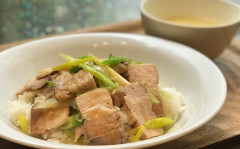 ●豚バラ肉の薄切りローストポークと長葱のオニオン醤油DON.jpg