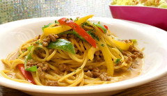 ●牛挽き肉と彩り野菜のカレークリームスパゲティ.jpg