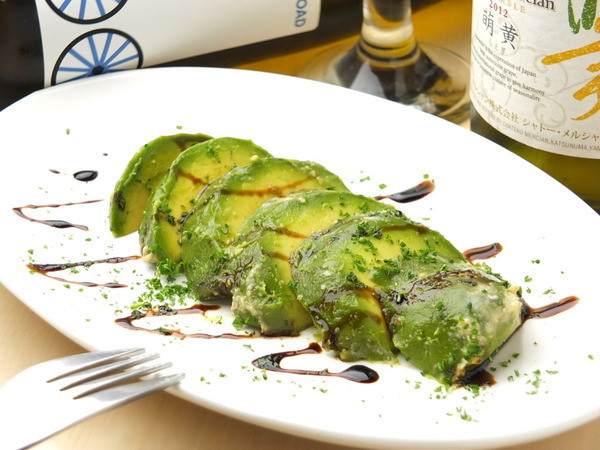 2010年の創業以来の定番人気メニュー【アボカドの味噌漬け バルサミコソース】ランチではお得にお召し上がりいただけます！