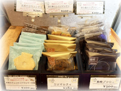 店内お菓子の販売.jpg