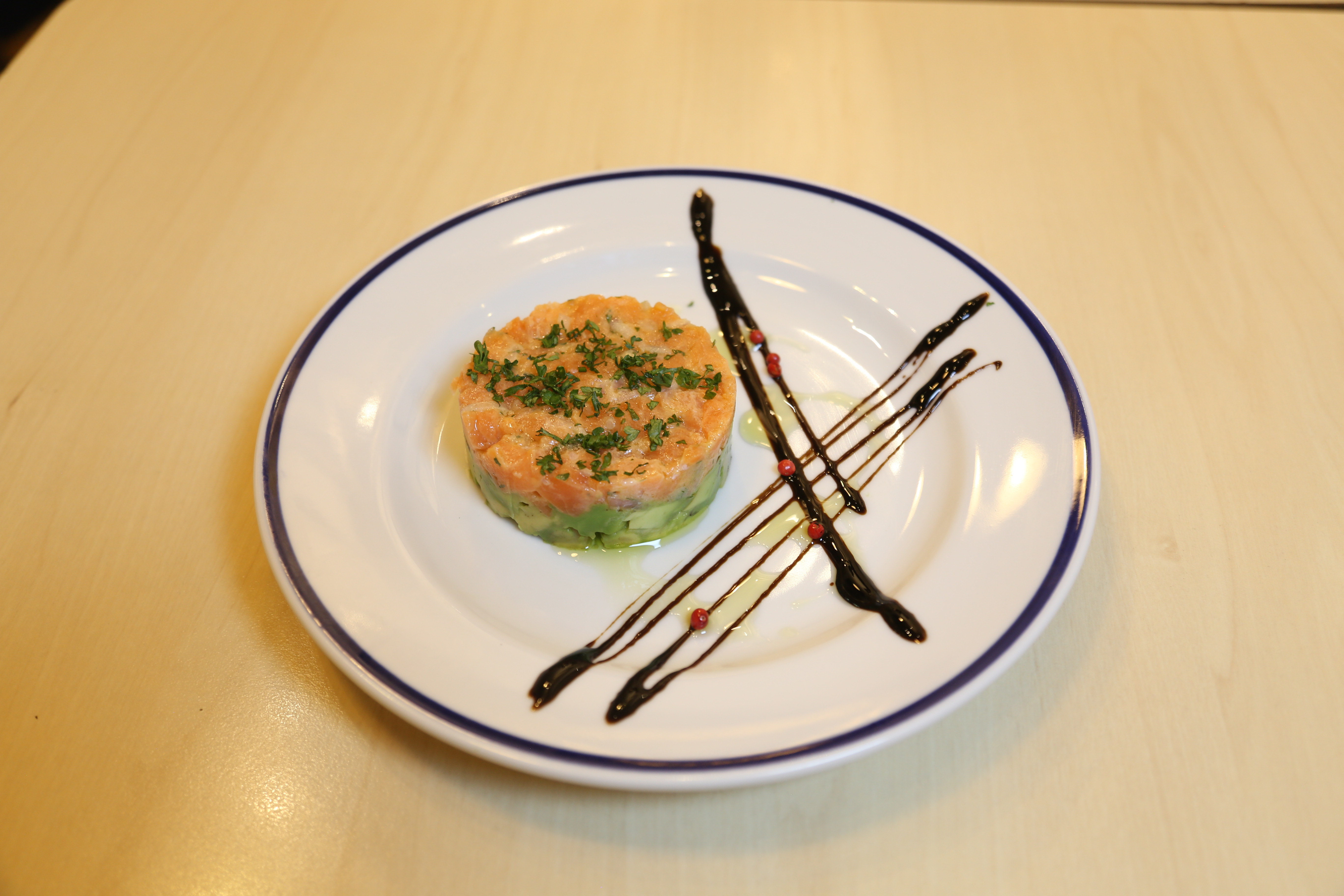 サーモンと塩麴アボカドのタルタル仕立て