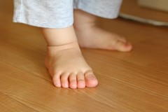 赤ちゃんの足　フロア.jpg