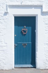 白い壁　青いドア.jpg