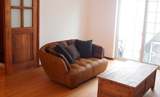 アンティークの似合う家｜三重県桑名市のコカオのアンティークの似合う家事例紹介ページオイルレザーのソファ