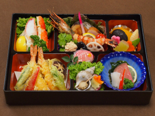 お祝いには七魚の仕出し料理をご利用ください