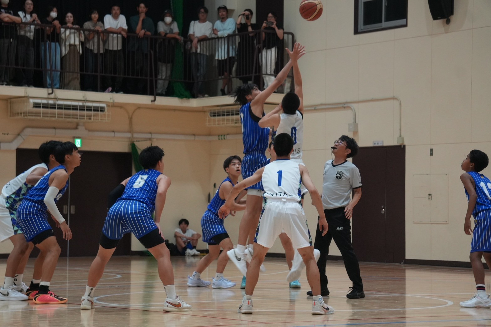 U15男子の試合中のジャンプボール