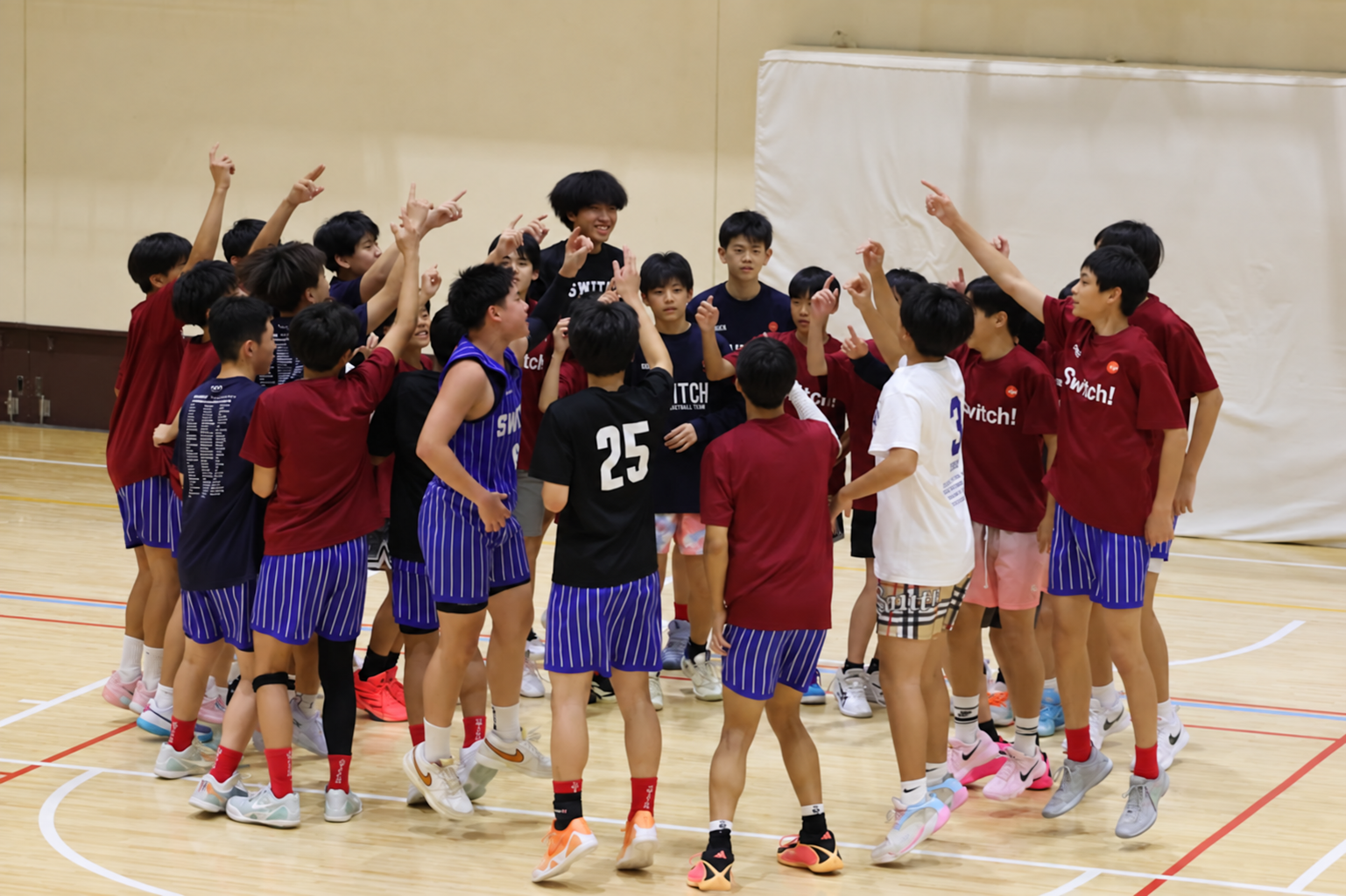 Switch! U15男子が円陣を組んで声を合わせる活動風景
