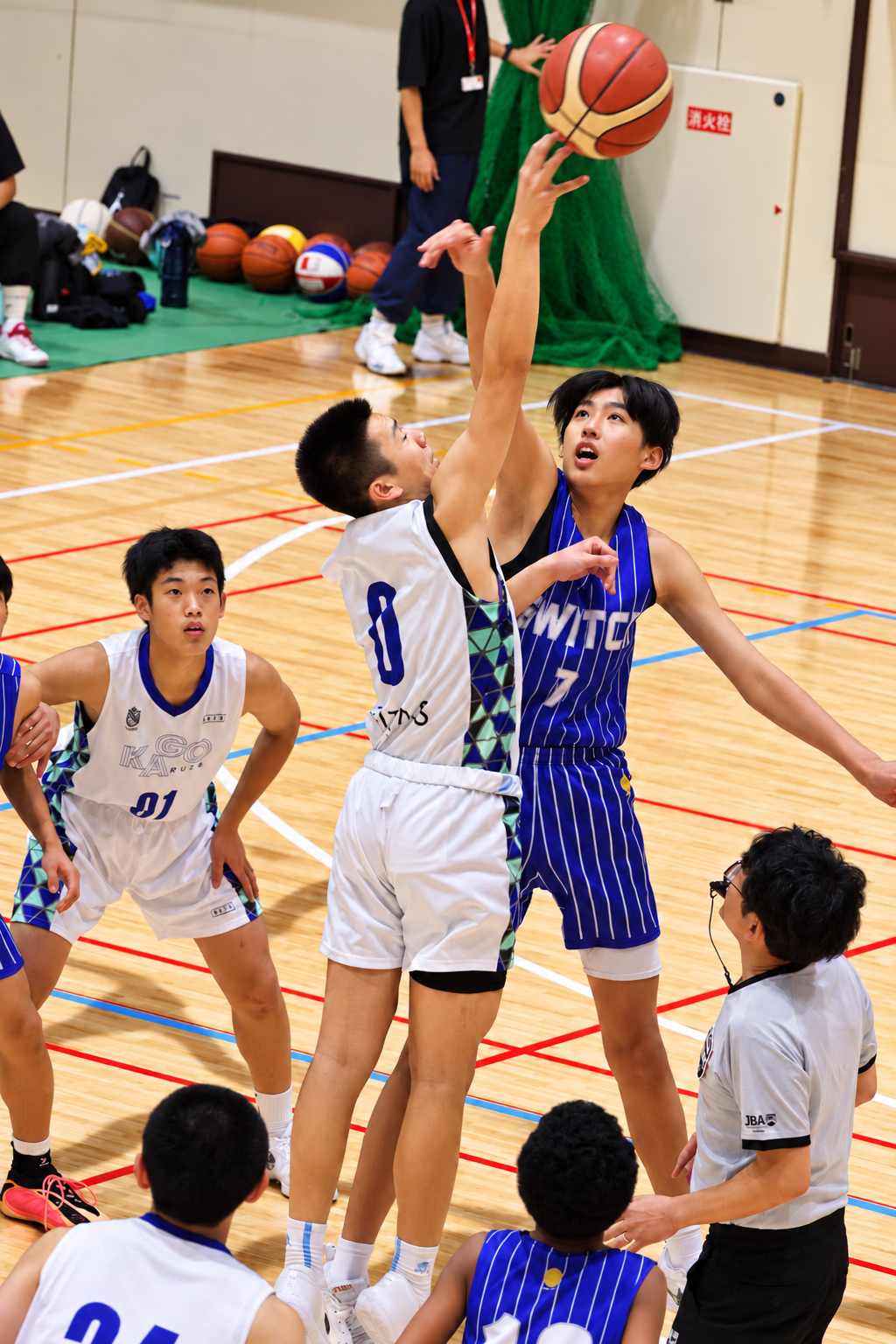 U15男子の試合中のジャンプボール