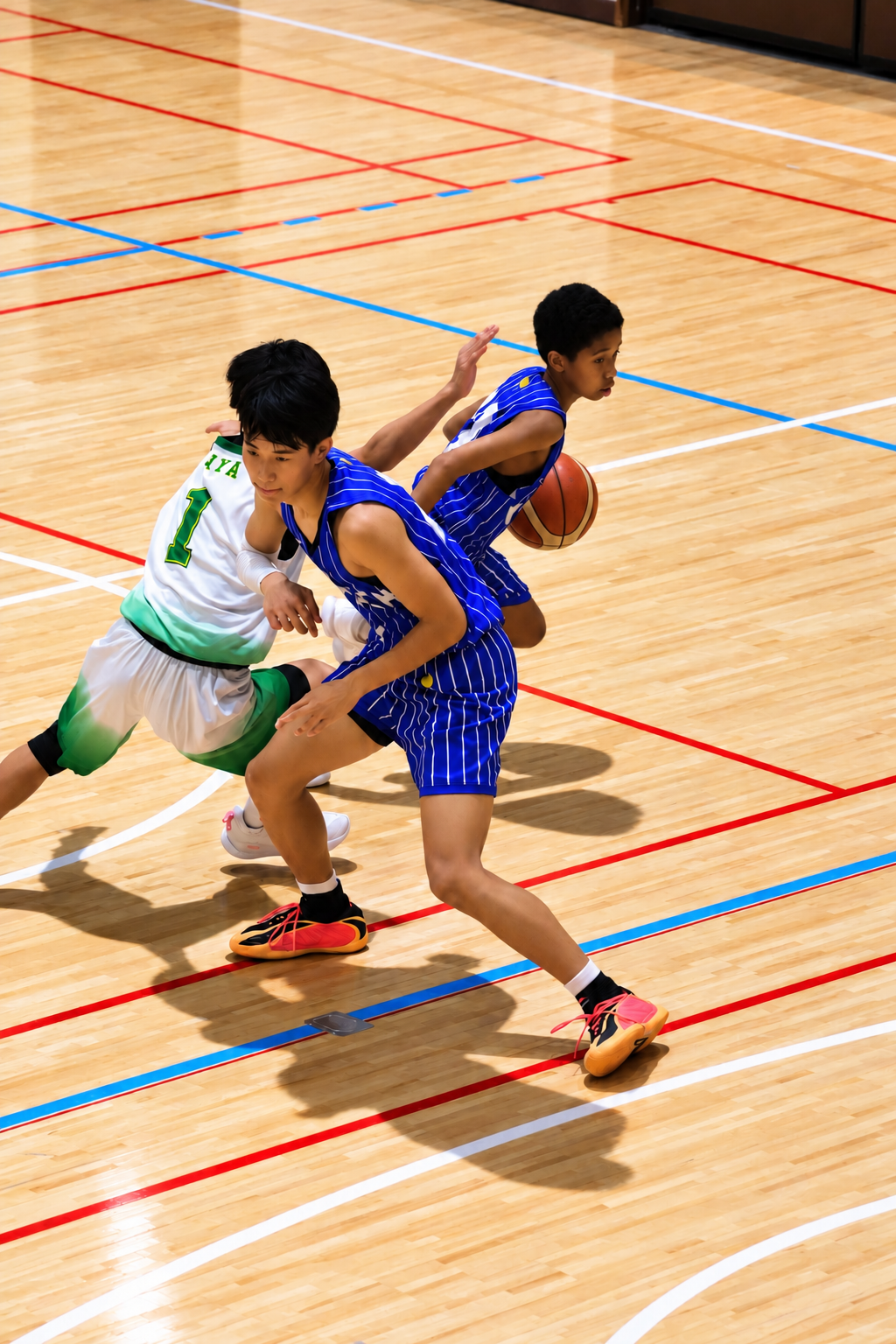 Switch! U15男子が相手の守りを受けながらドリブルする場面