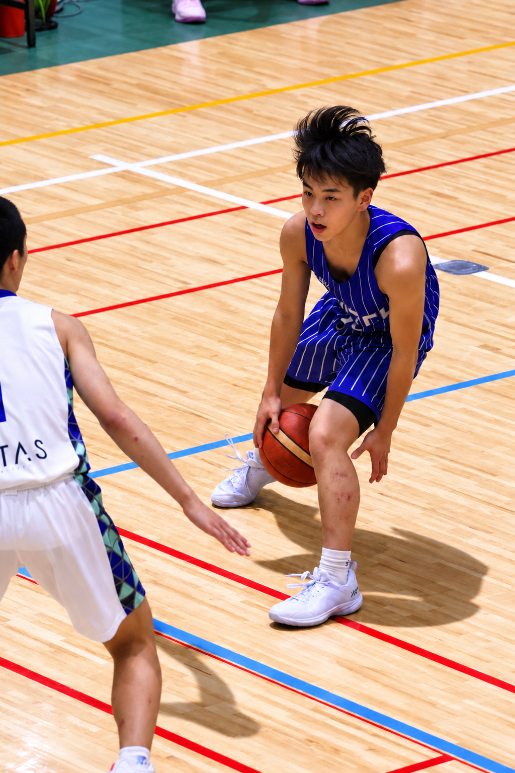 Switch! U15男子がボールを構え、相手の動きを見る場面
