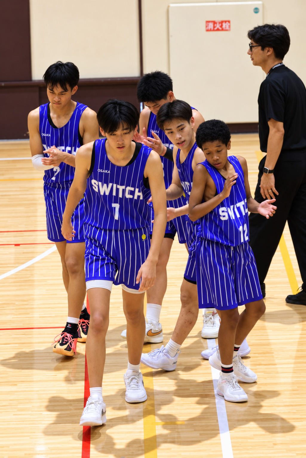 Switch! U15男子が仲間とコートを歩く場面