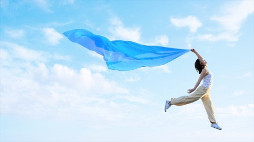 女性　飛ぶ　スカーフ　空　20230526.jpg