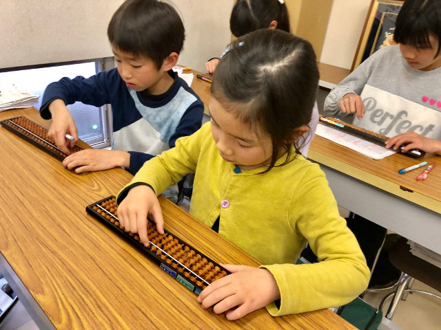 そろばんをしている子供