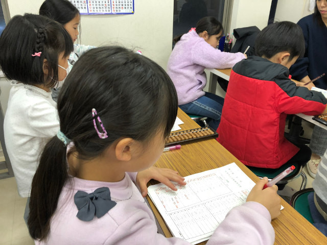 自己採点している子供