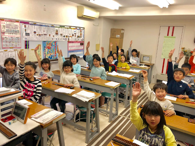 手をあげている子供