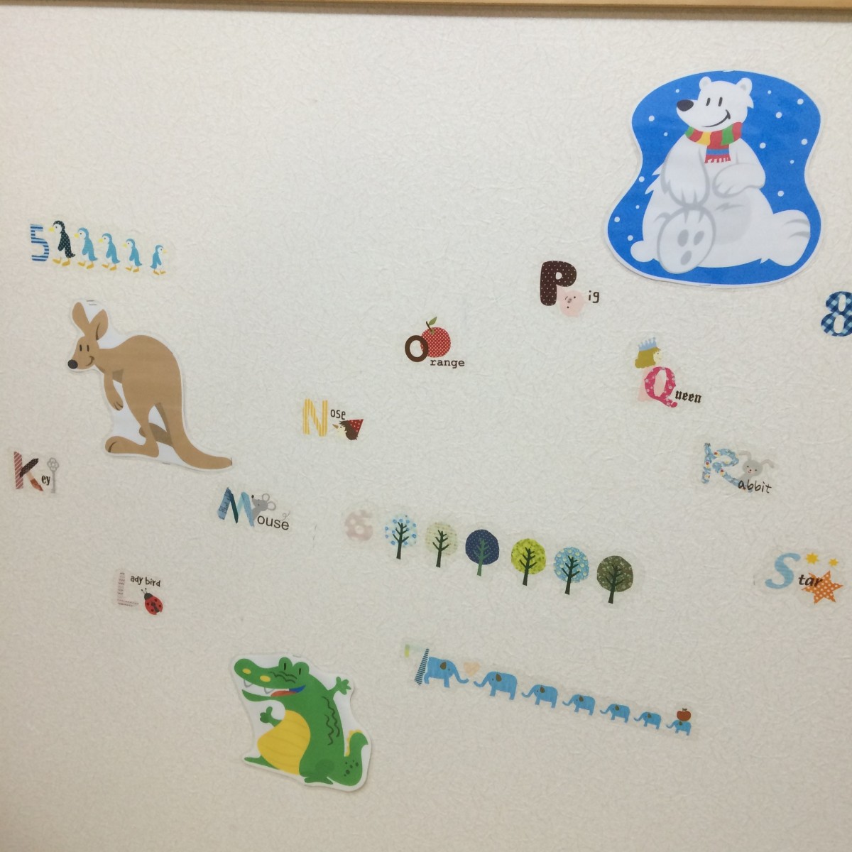 お教室の壁には可愛い動物たちがいっぱい♪何がいるかな～