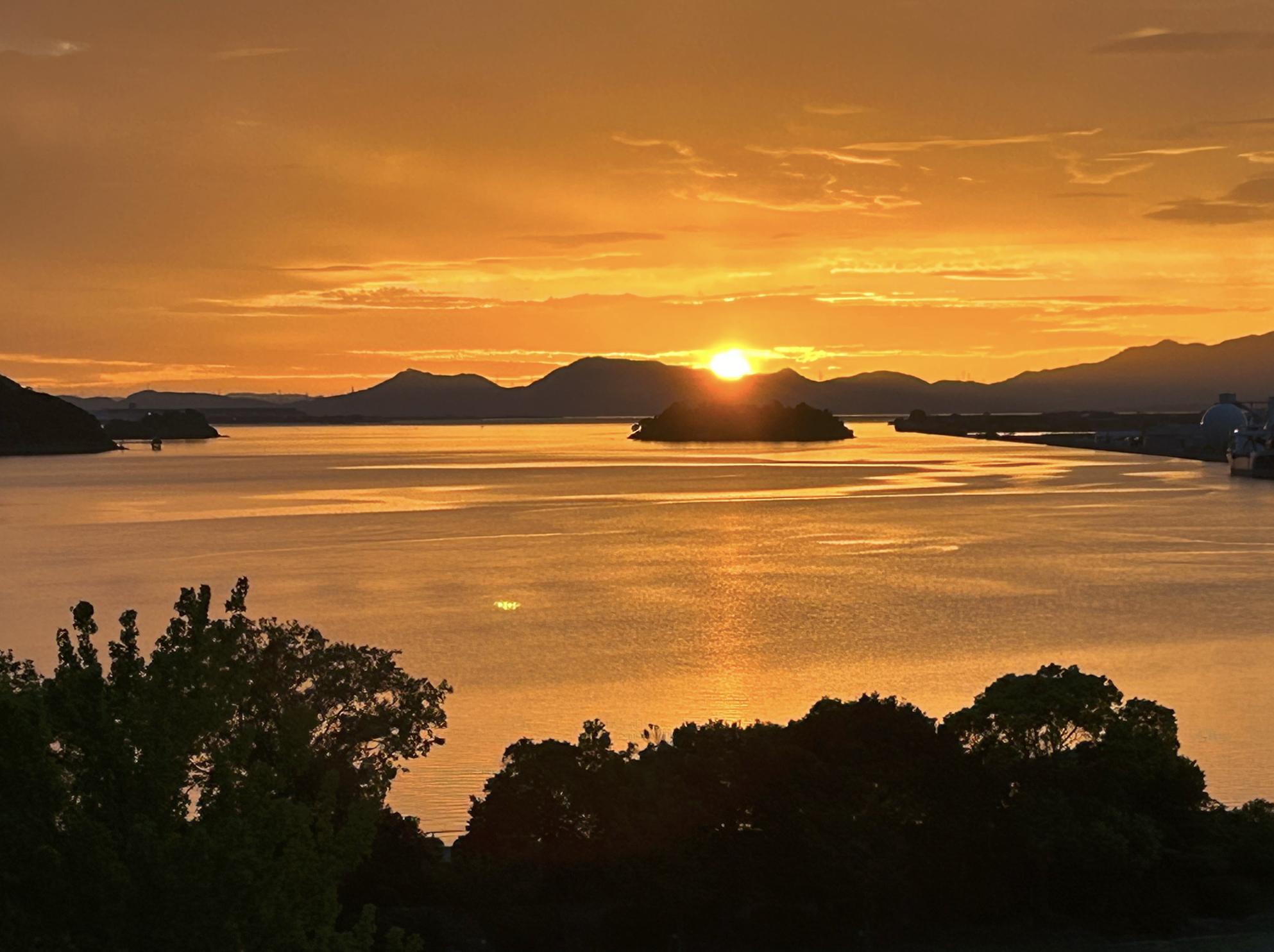 夕焼けの中海（研究室より）