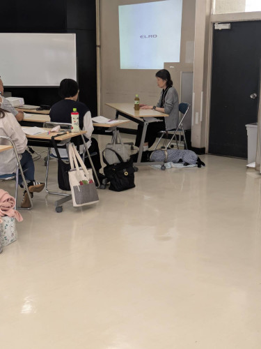 講演中(足元でワラク君待機).jpg