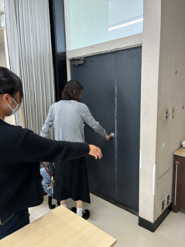 受講生が後からドアへ誘導.jpeg