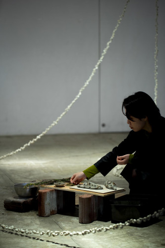 個展　地中へ向かうインビテーション　　An invitation to the soil