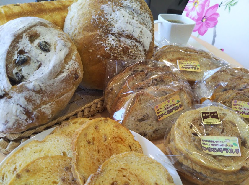 姉妹店『小びとの家』の、天然酵母と国産小麦の手づくりパンは、毎日店頭で販売しています（菓子パンは土日祝限定）