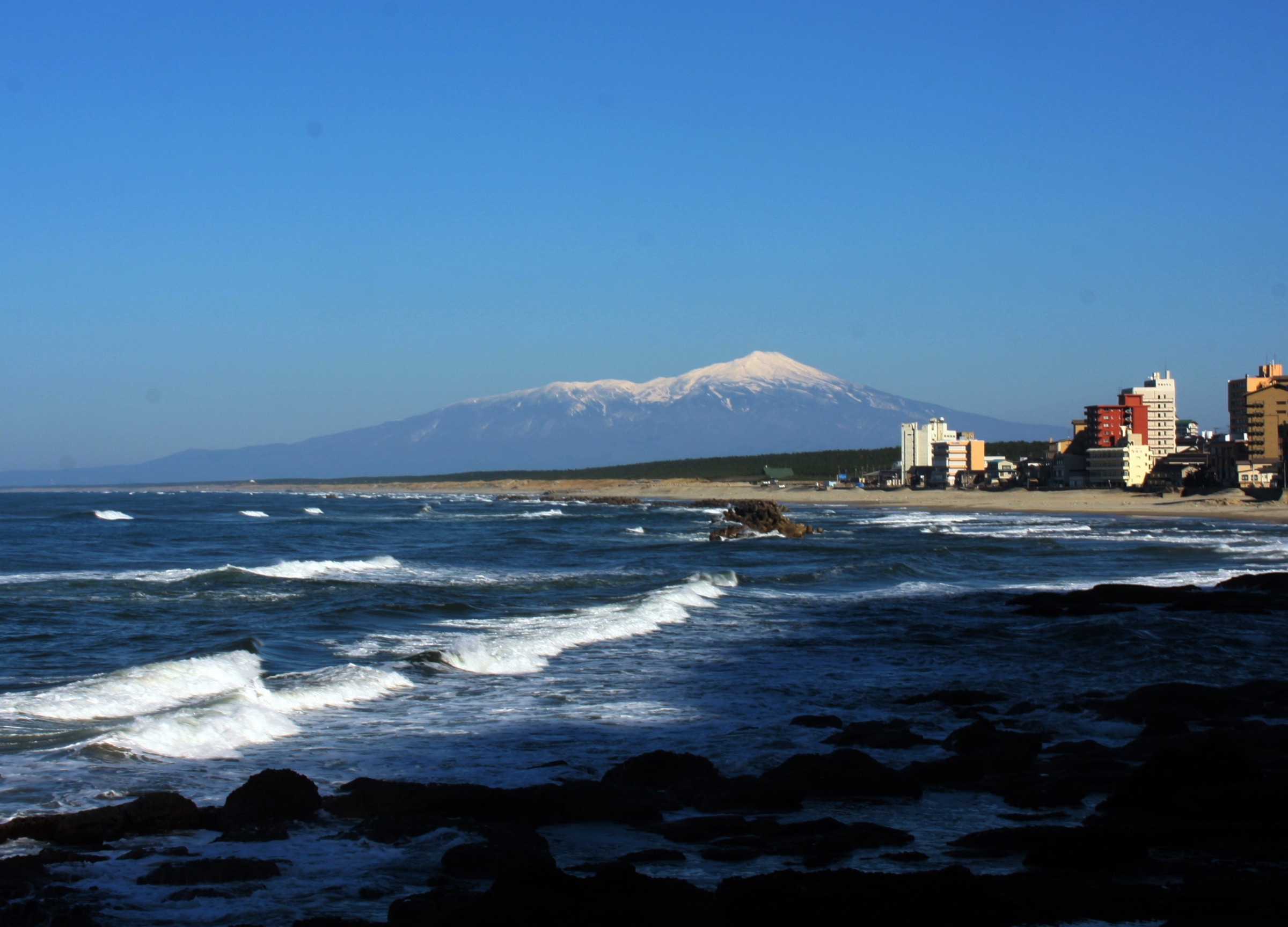 鶴岡市湯野浜から望む鳥海山