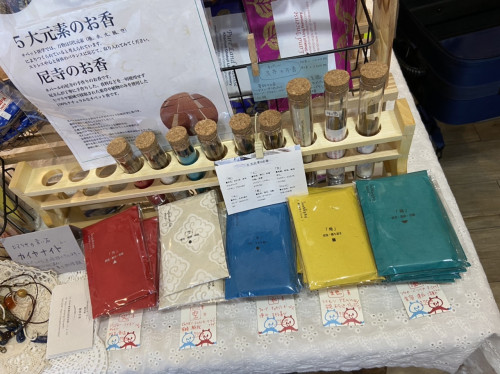 チベット香など癒しグッズの展示販売致します