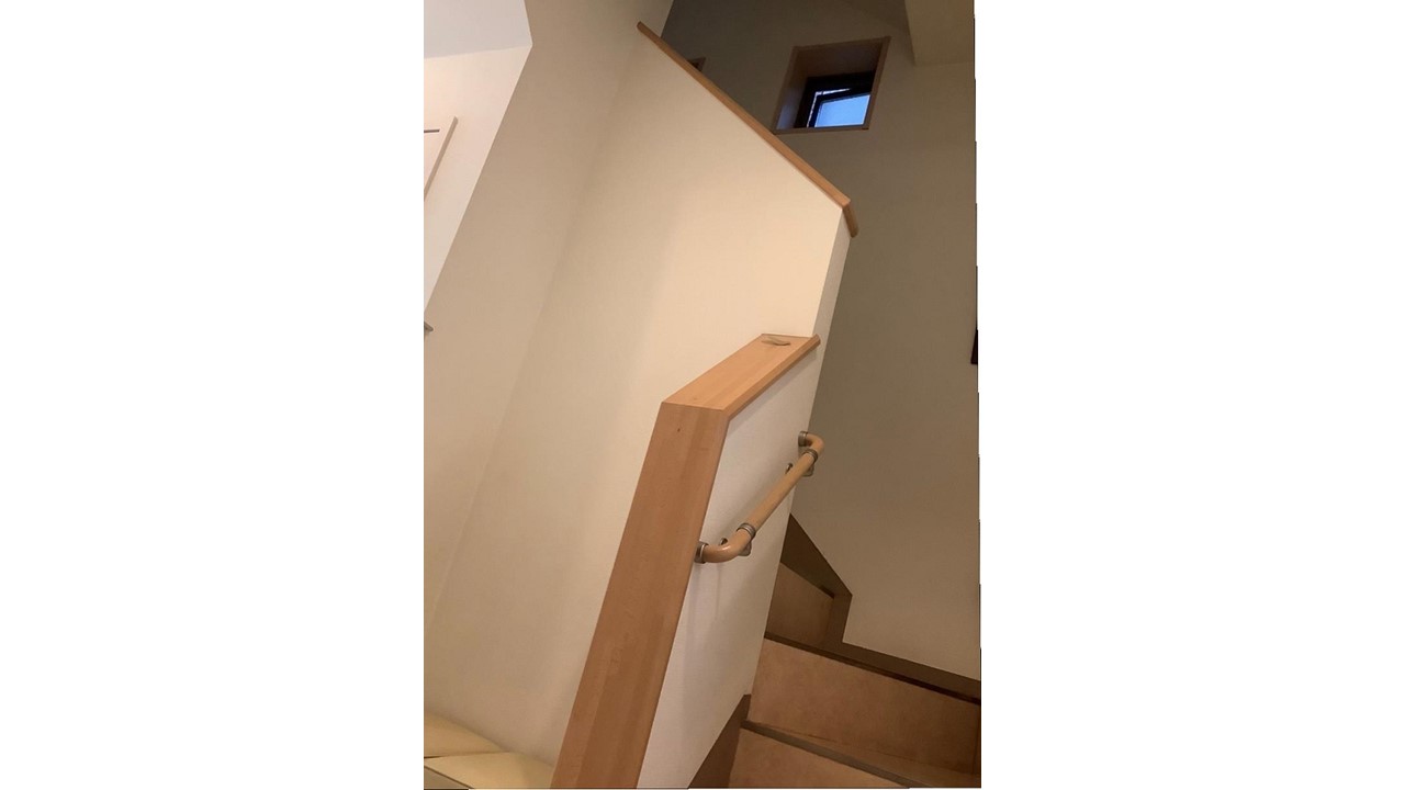 小窓を開放、換気しております。