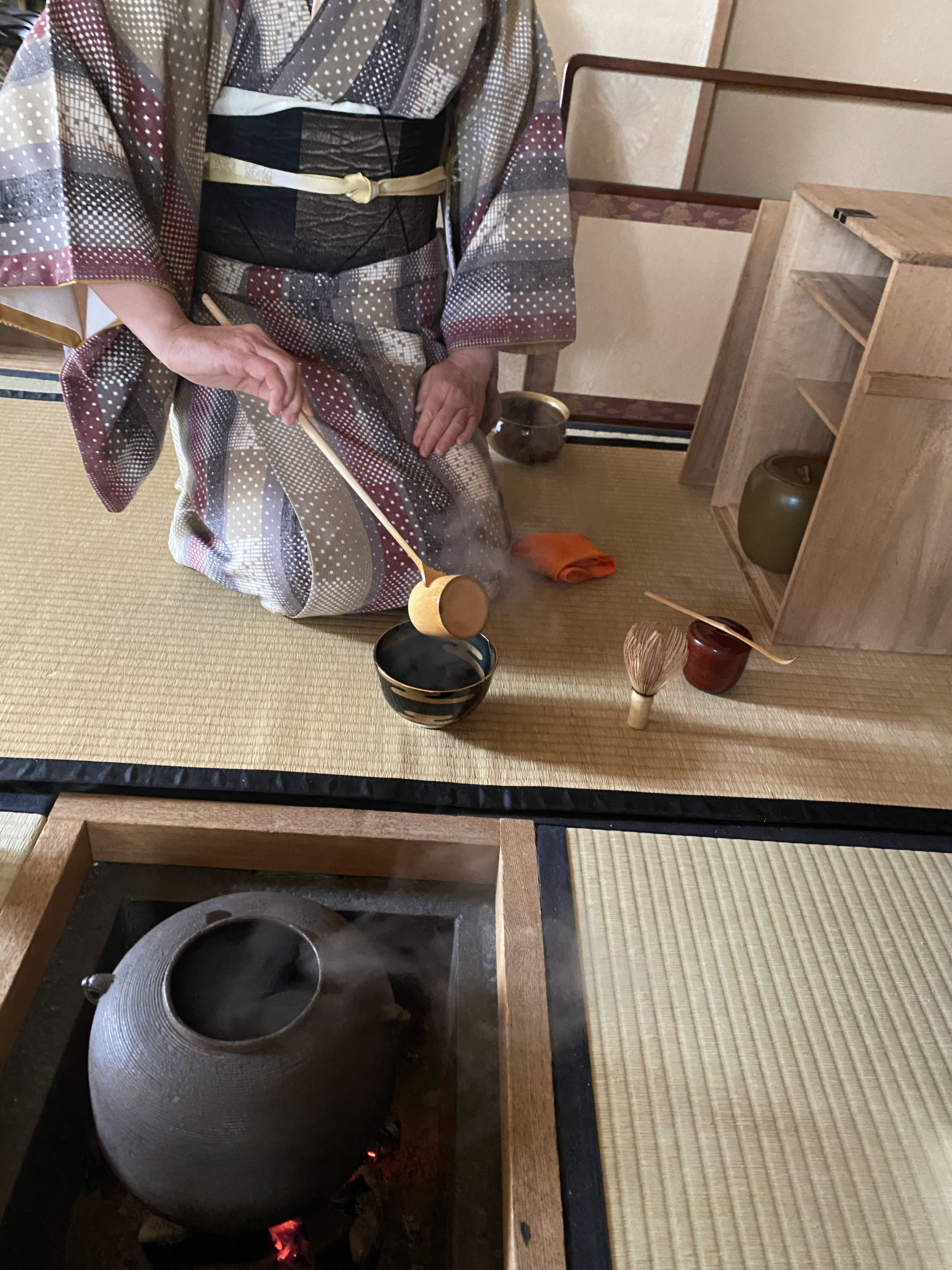 旅箪笥で薄茶点前を…