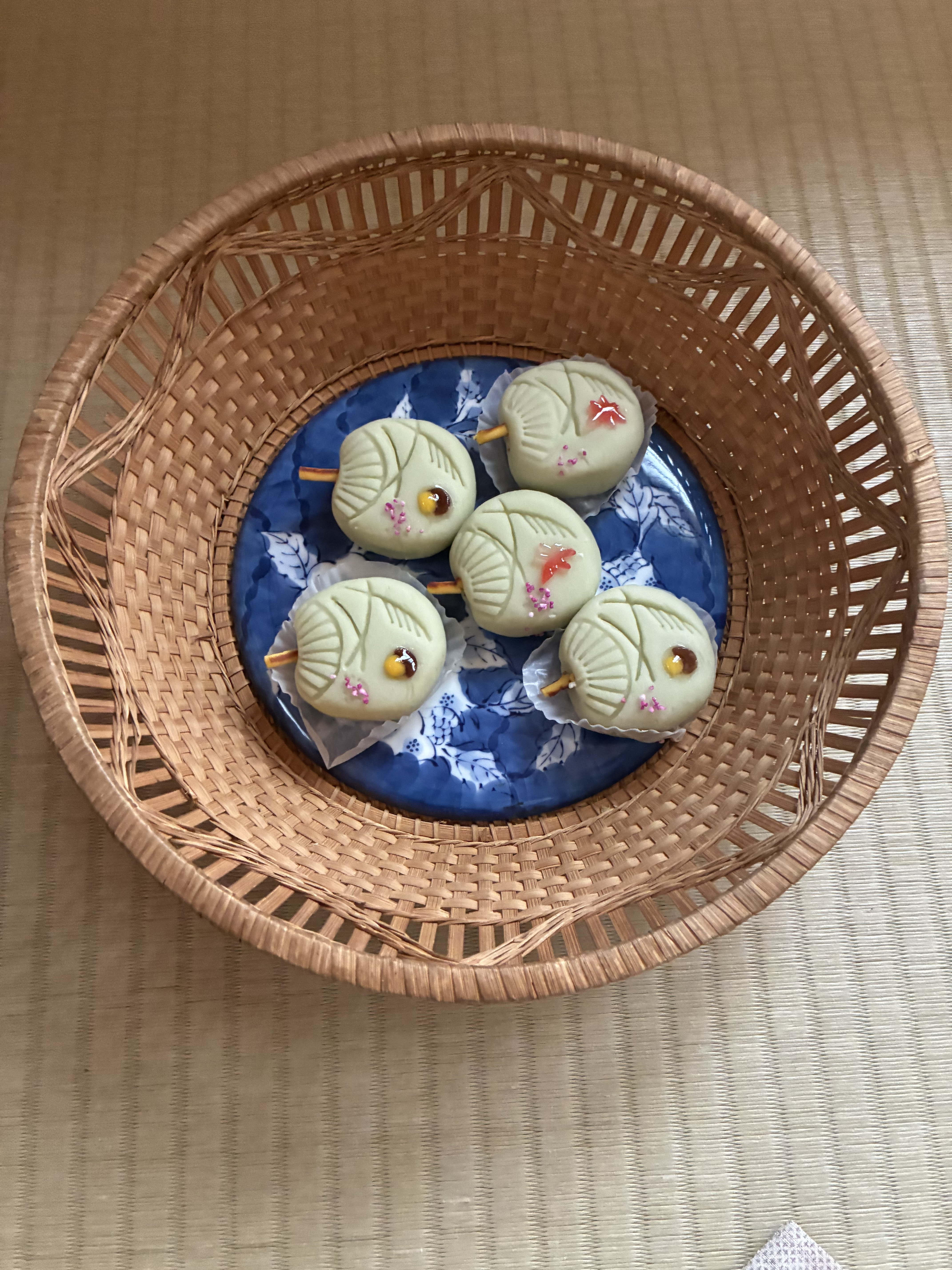 可愛いお菓子を・・・