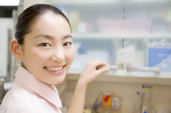 こちらを向いて「私にも使えました」と言ってほほ笑むイメージの若い看護婦の画像