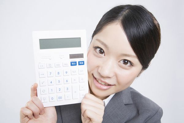 計算機を持って「コストは大丈夫ですか?」と言ってこちらを見つめるイメージの若い女性の画像