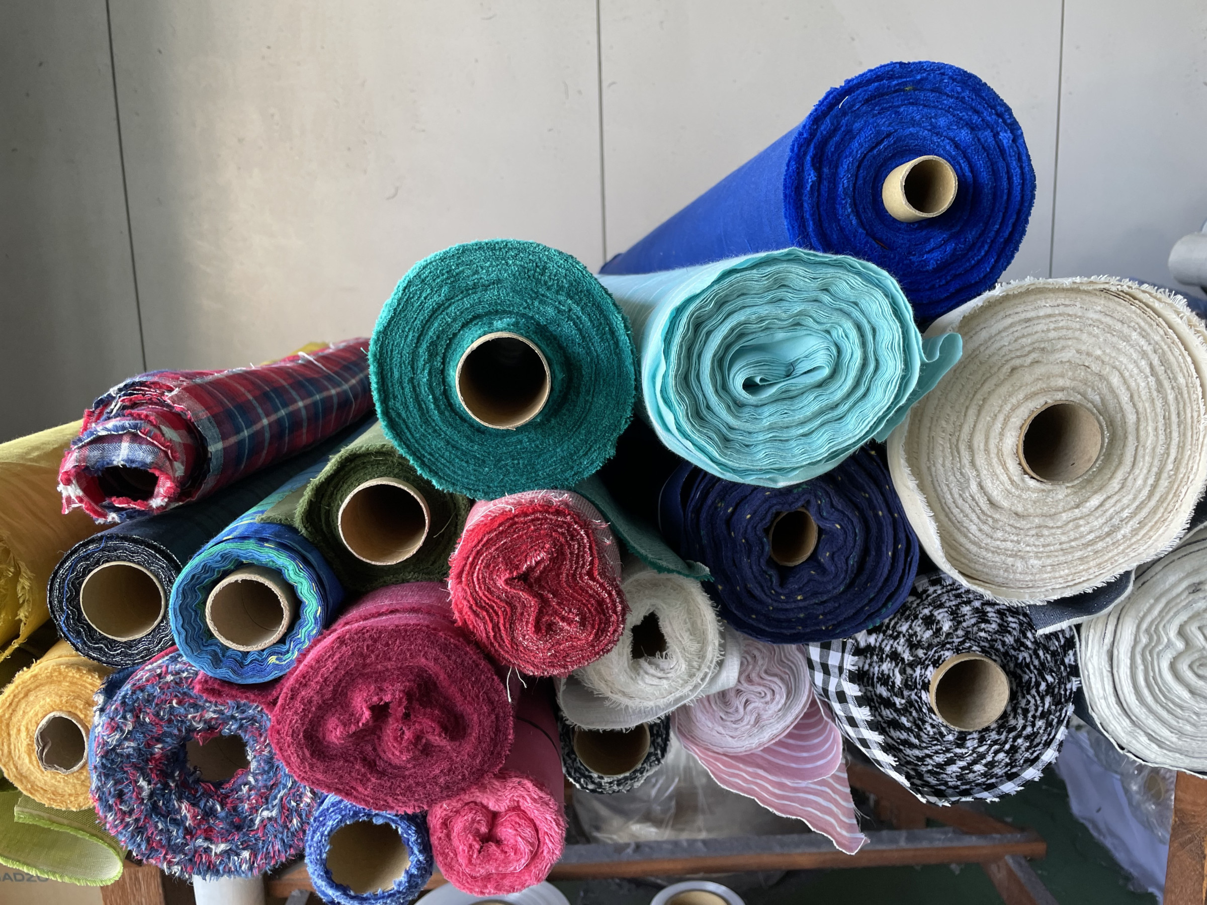 色柄豊富な生地を販売中！