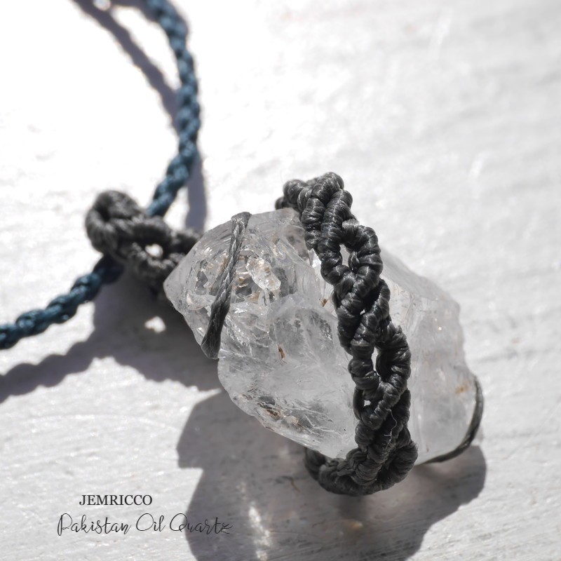 天然石オイルクォーツ(パキスタン産)結晶原石のマクラメペンダントトップ❁Deco❁水晶 蝋引紐 炭色