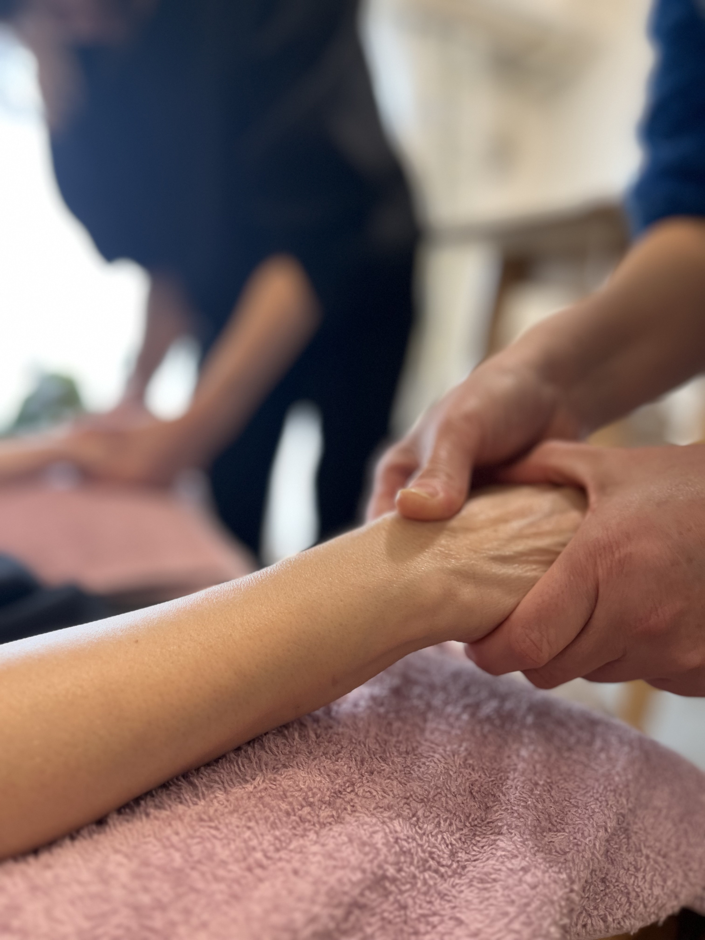 高齢者施設への出張ハンドマッサージ、リラックスケア承っております