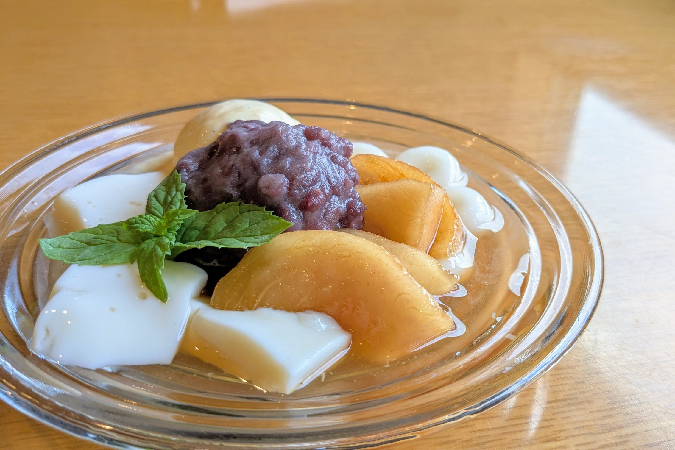 桃と烏龍茶の冷やし白玉ぜんざい