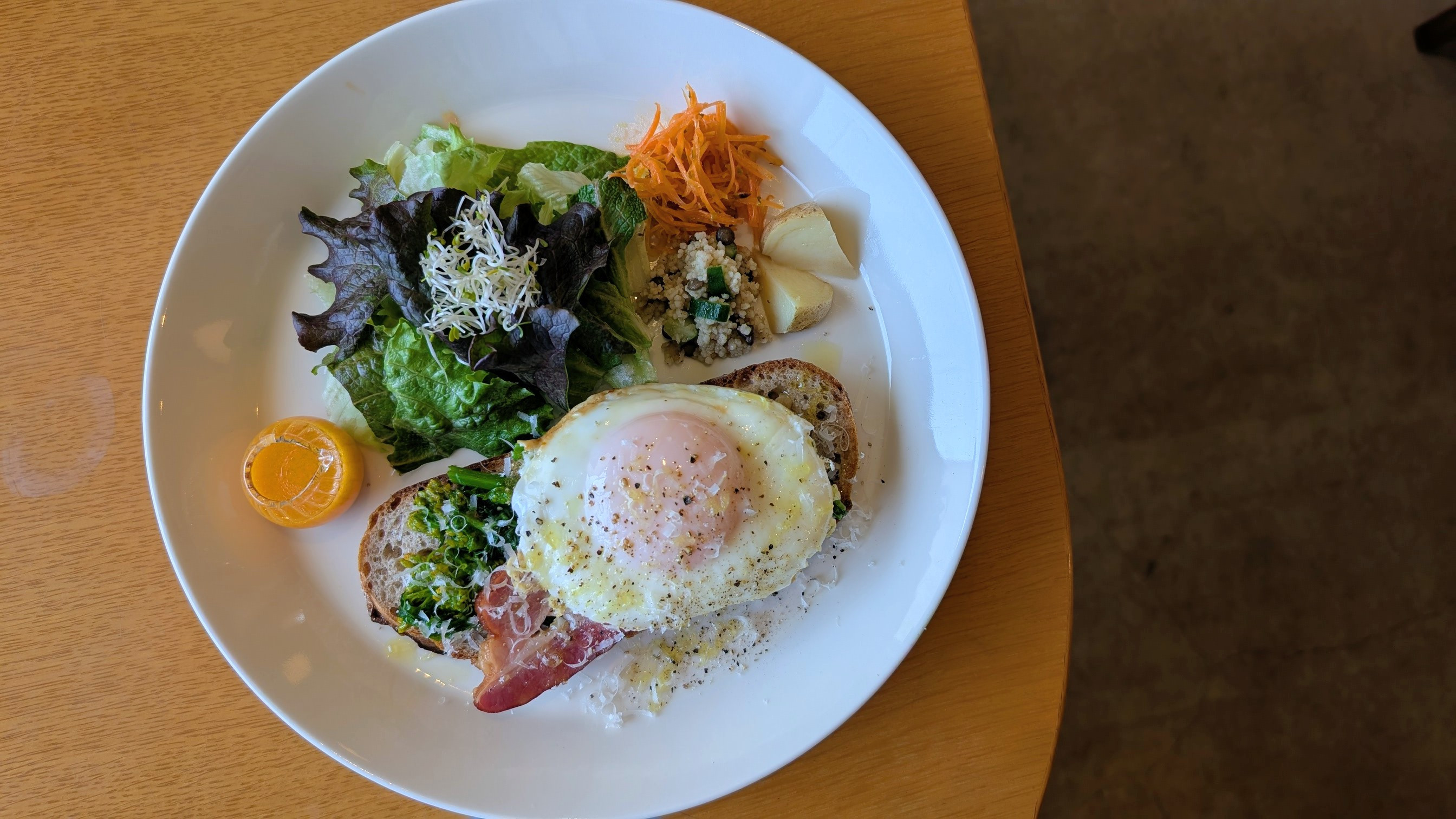 菜の花とベーコンのオープンサンド