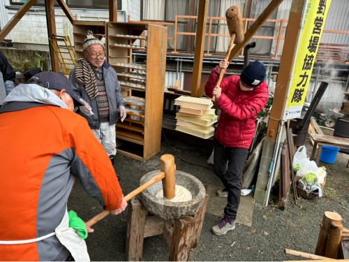 歳末恒例の餅つき