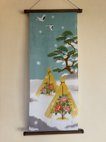 絵手ぬぐい「松の木と寒牡丹」