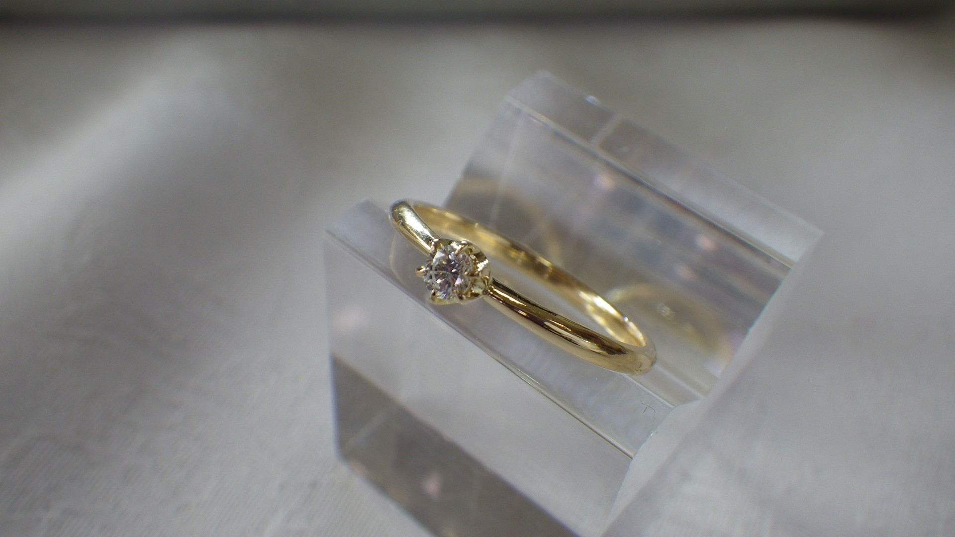 普段使い出来る婚約指輪 K18YG ６本爪ダイヤリング 約０．１ct ...