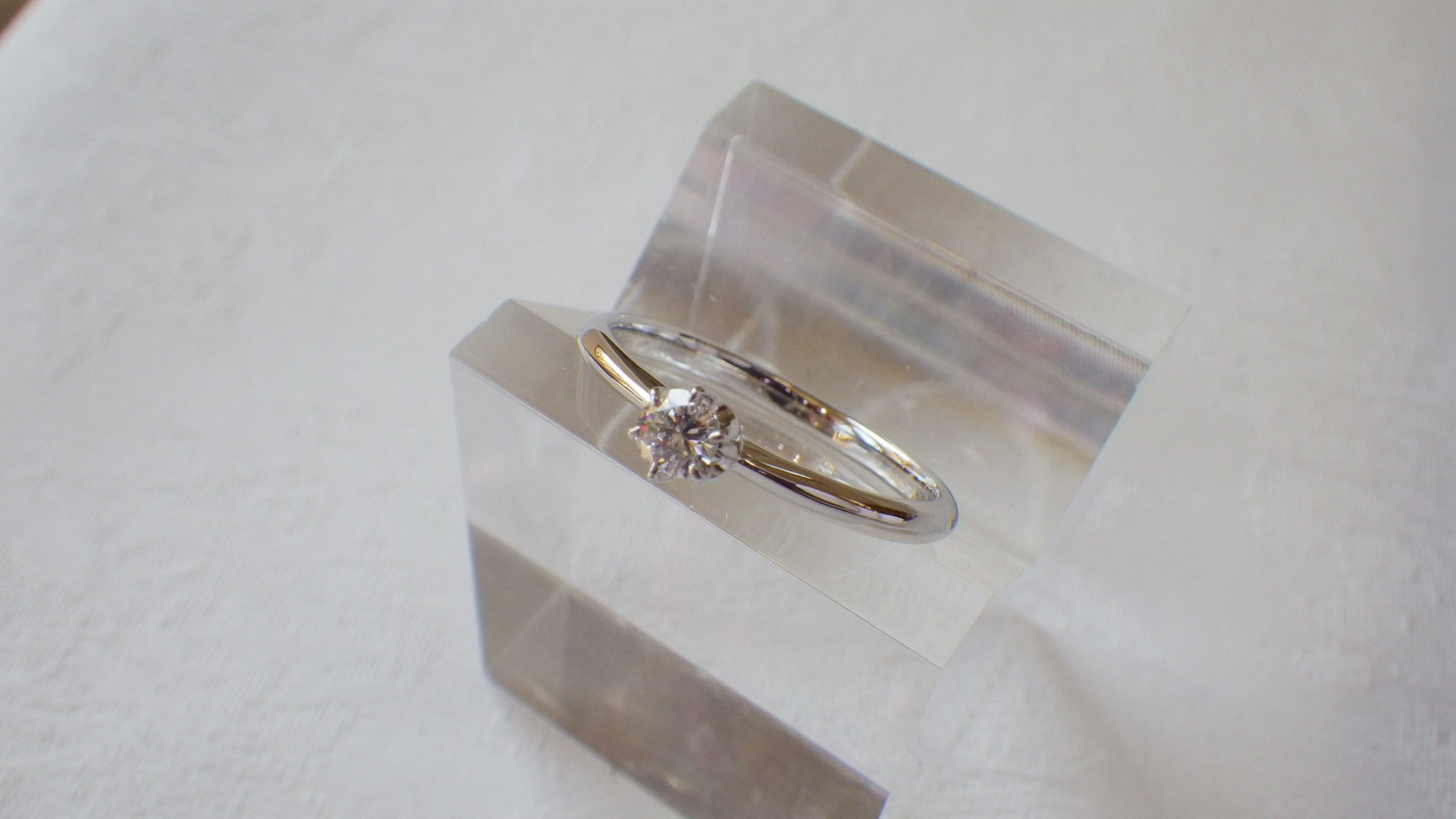 普段使い出来る婚約指輪 Pt900 ６本爪ダイヤリング 約０．１ct ...