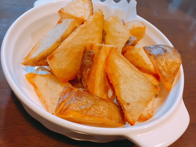生のジャガイモを茹でてから揚げたフレッシュカットフライ