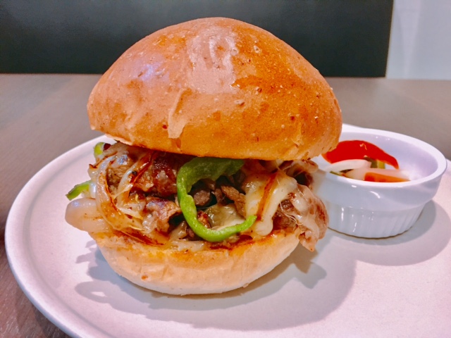 柔らかハラミ肉のチーズステーキバーガー